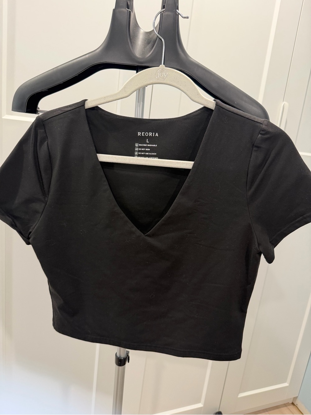 ReoRia Black V-Neck Cropped Short Sleeve Top